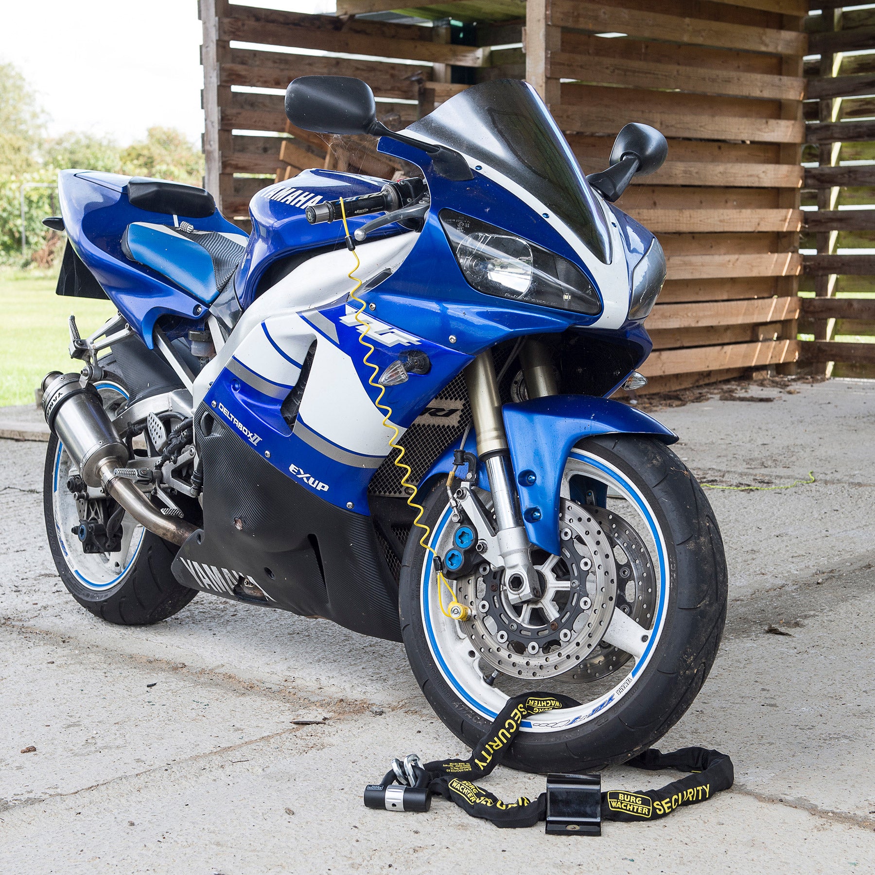 BURG-WÄCHTER Anker, Kette und Bügelschloss schützen Motorrad vor Diebstahl