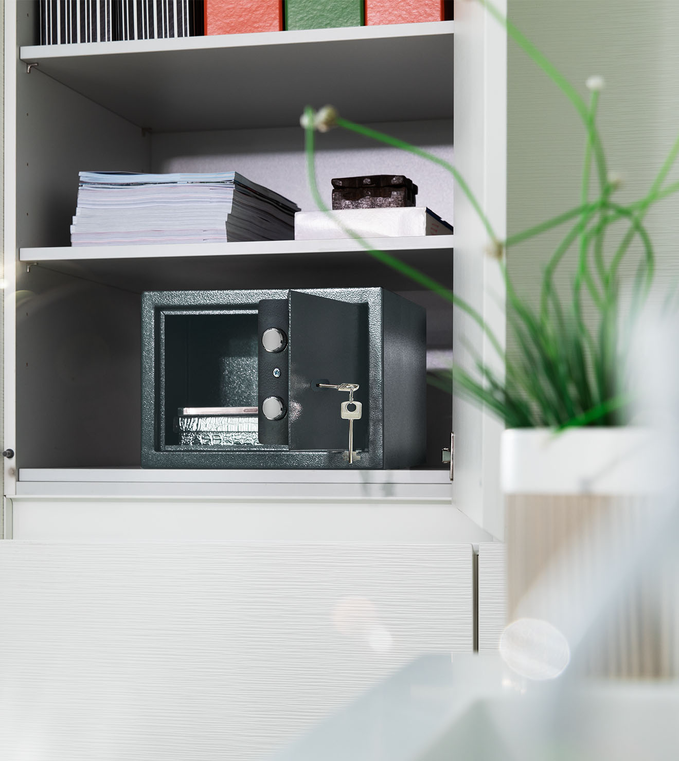 BURG-WÄCHTER Pure-Safe Tresor. Ein geöffneter Tresor im Büroschrank. Der Schlüssel steckt. 